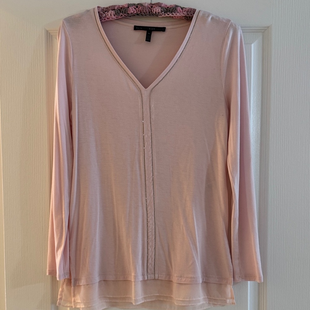 White House Black Markey Pink V-Neck Top